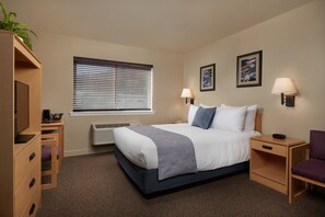 Deluxe Room, 1 Queen Bed | Premium bedding, pillowtop beds, desk, blackout drapes - The Hotel Garibaldi (Garibaldi)