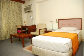 Deluxe Twin | Minibar, desk, blackout drapes, iron/ironing board - Hotel Kido (Kathmandu)
