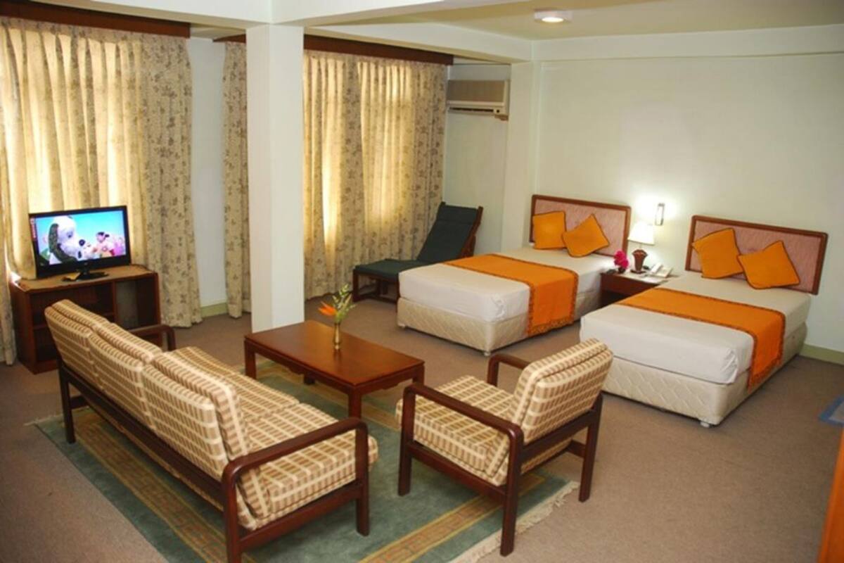 Standard Twin Room | Minibar, desk, blackout drapes, iron/ironing board