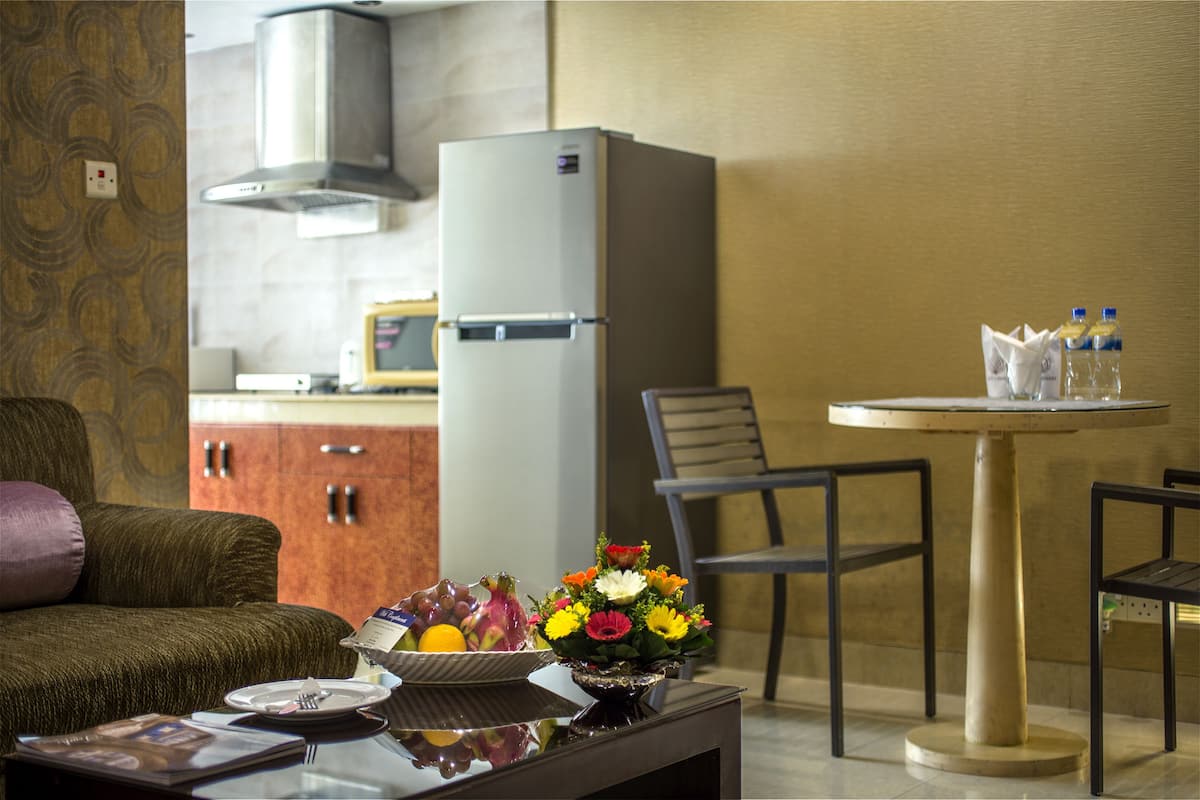 Suíte empresarial, 1 cama de solteiro | Cozinha americana privada | Geladeira grande, fogão, lava-louças, cafeteira/chaleira