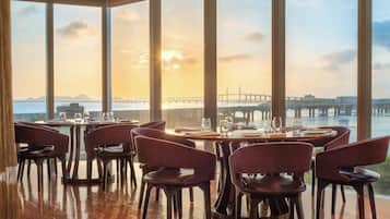 2 restaurants, breakfast, lunch, dinner served; international cuisine