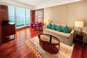 套房, 1 間臥室, 海景 | 高級寢具、迷你吧、客房內保險箱、書桌