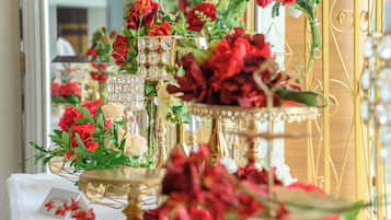 Una mesa con arreglos florales y jarrones decorativos.