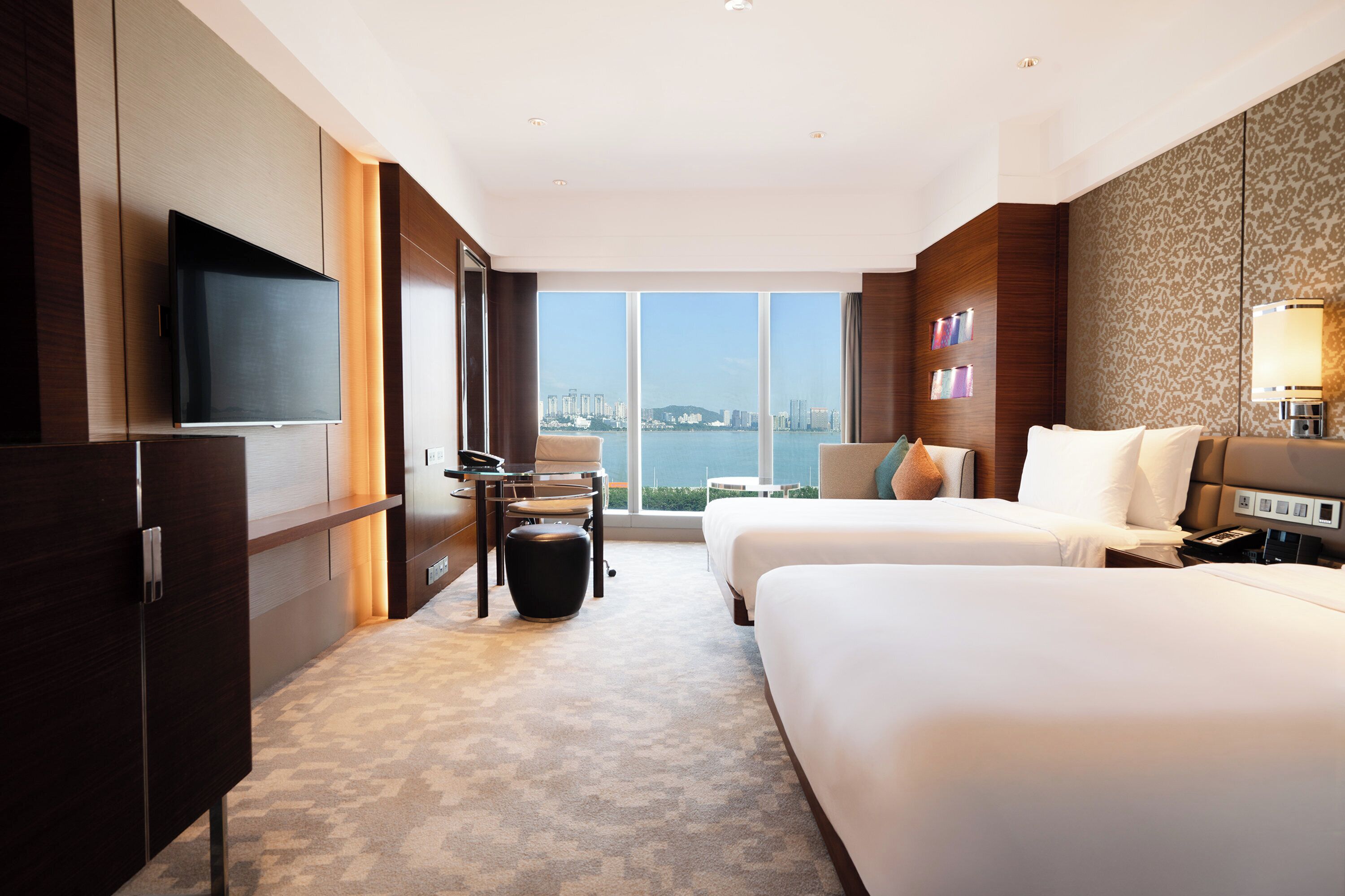 Bộ đồ giường cao cấp, minibar, két bảo mật tại phòng, bàn 