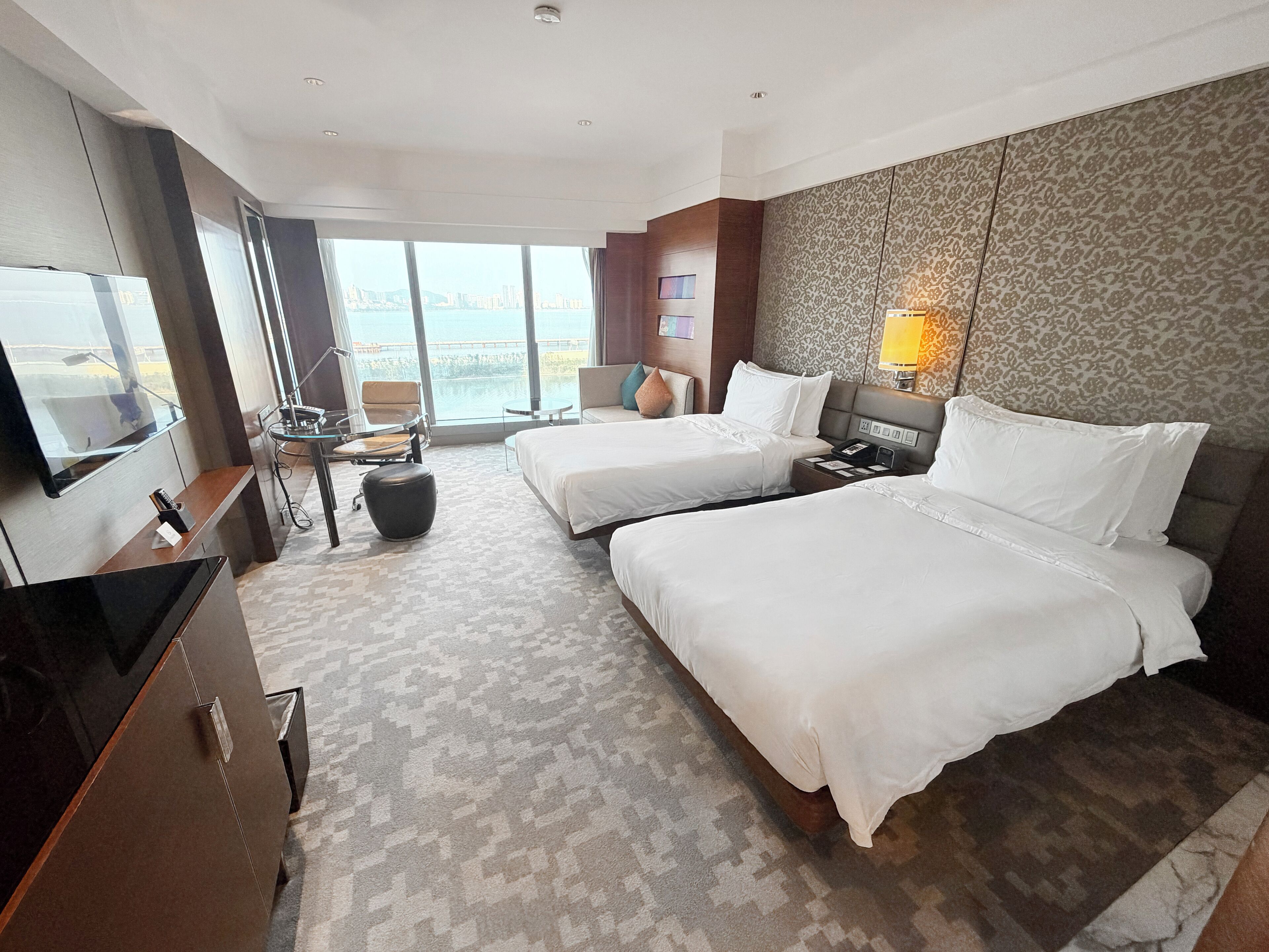 Seprai premium, minibar, brankas, dan meja kerja