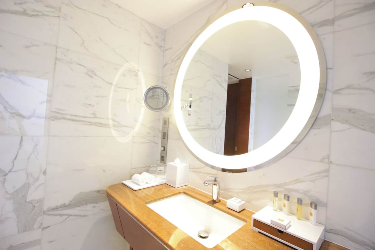 standard room, 1 king bed, non smoking (high floor) | 1 bedroom, premium bedding, minibar, in-room safe