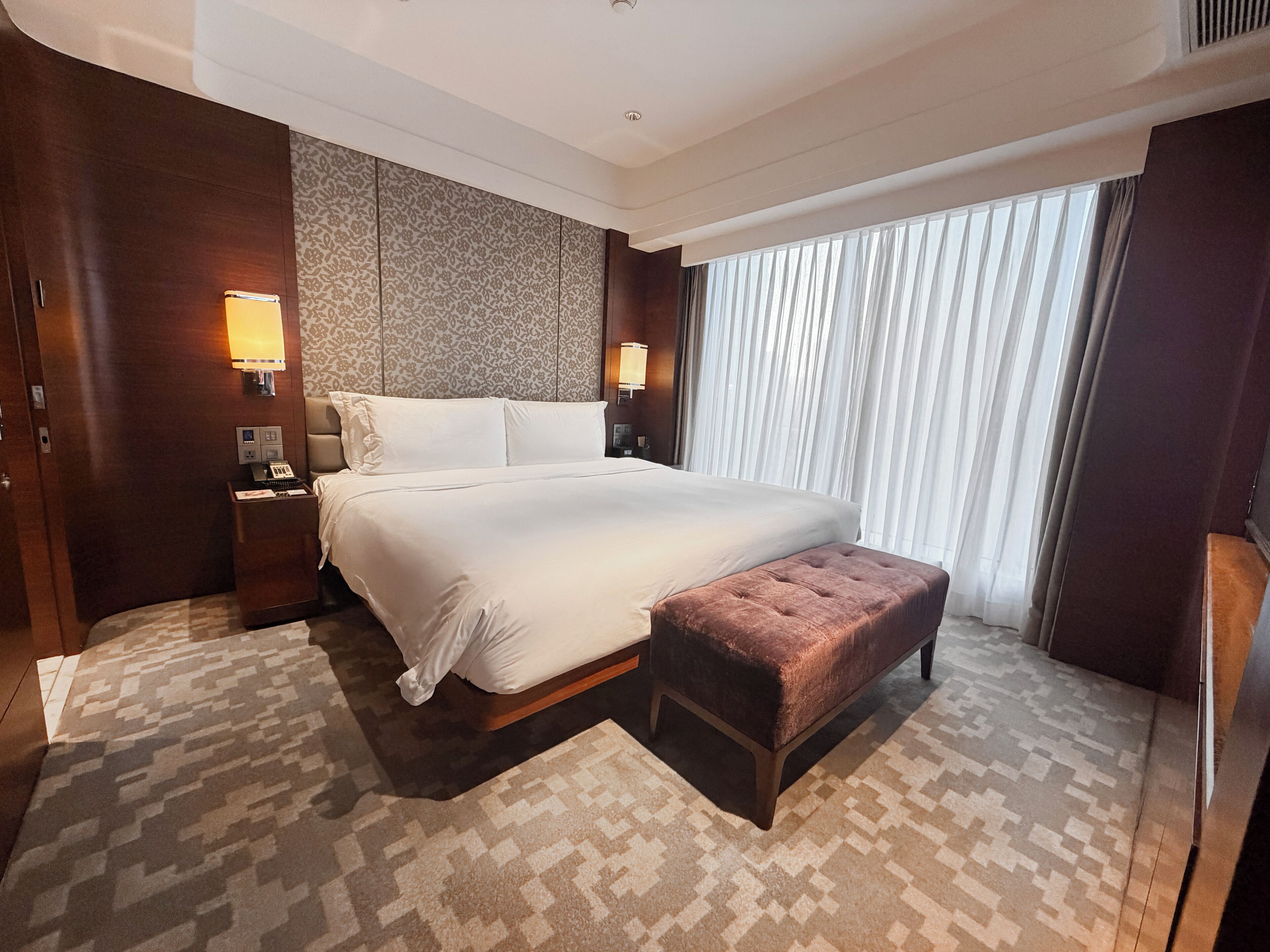 Suite, 1 kamar tidur, pemandangan laut | Seprai premium, minibar, brankas, dan meja kerja