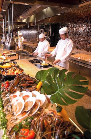 2 restaurants, breakfast, lunch, dinner served; international cuisine