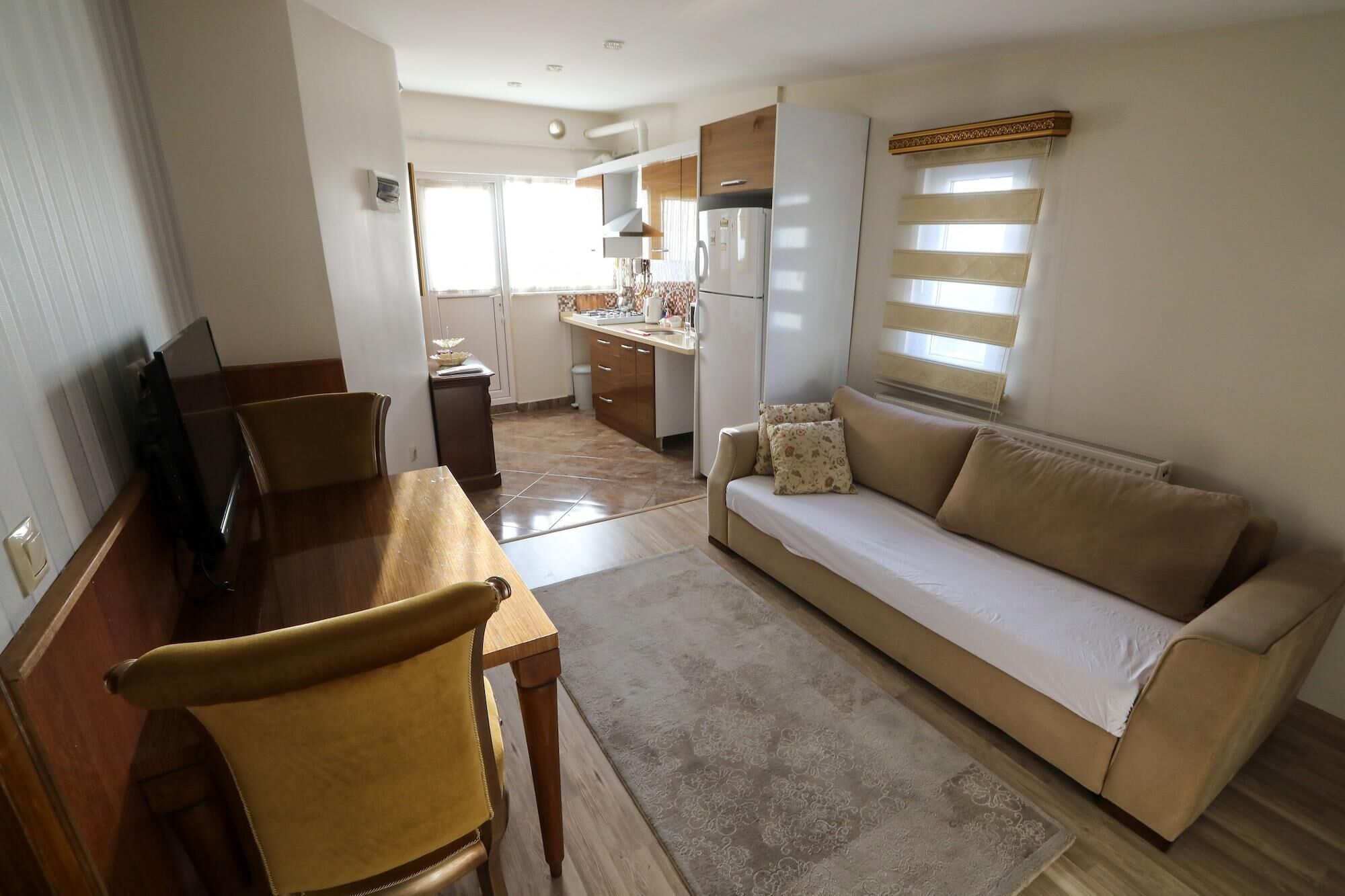 Minibar, in-room safe, laptop workspace