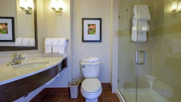 Ein Badezimmer mit Waschbecken, Toilette und Duschkabine.