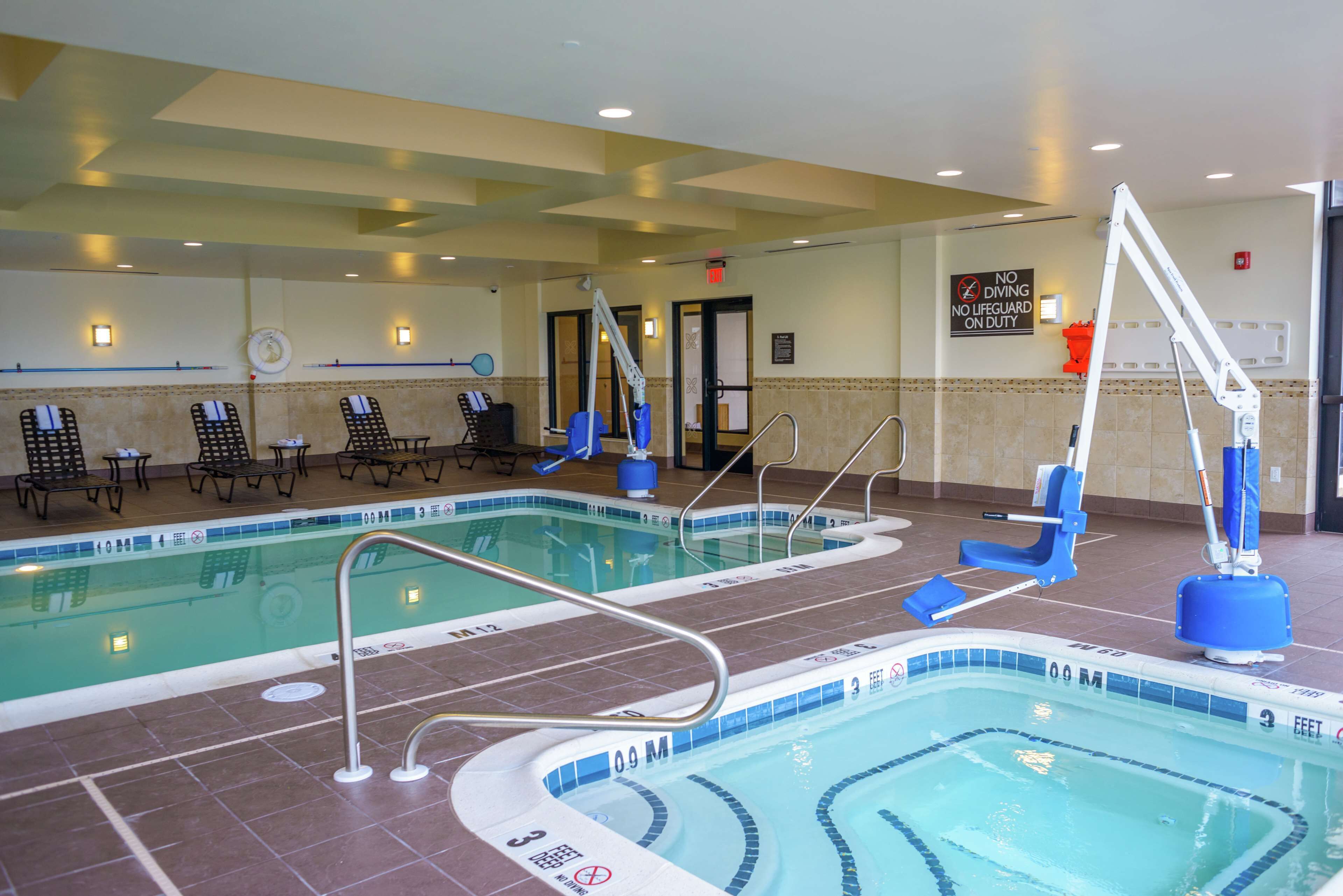 Indoor pool, sun loungers