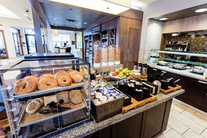Se ofrece un desayuno continental (13.00 USD por persona)