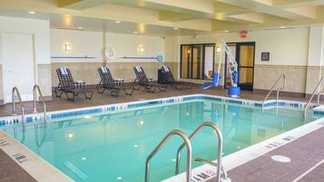 Hồ bơi trong nhà, ghế dài tắm nắng