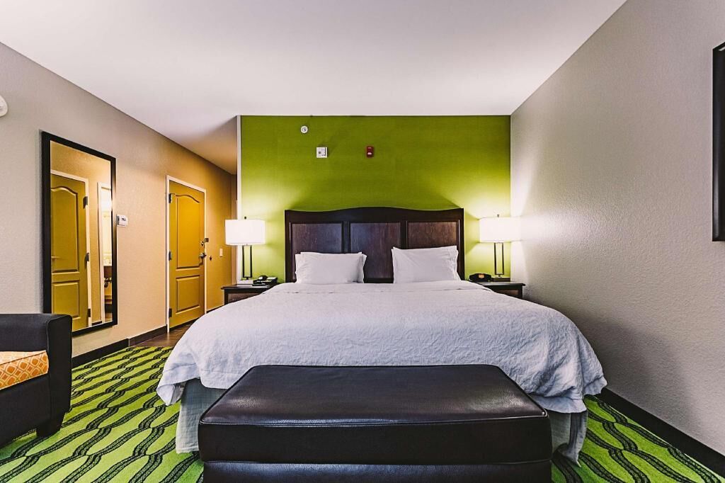 Pengeskab på værelset, gratis baby-/barnesenge