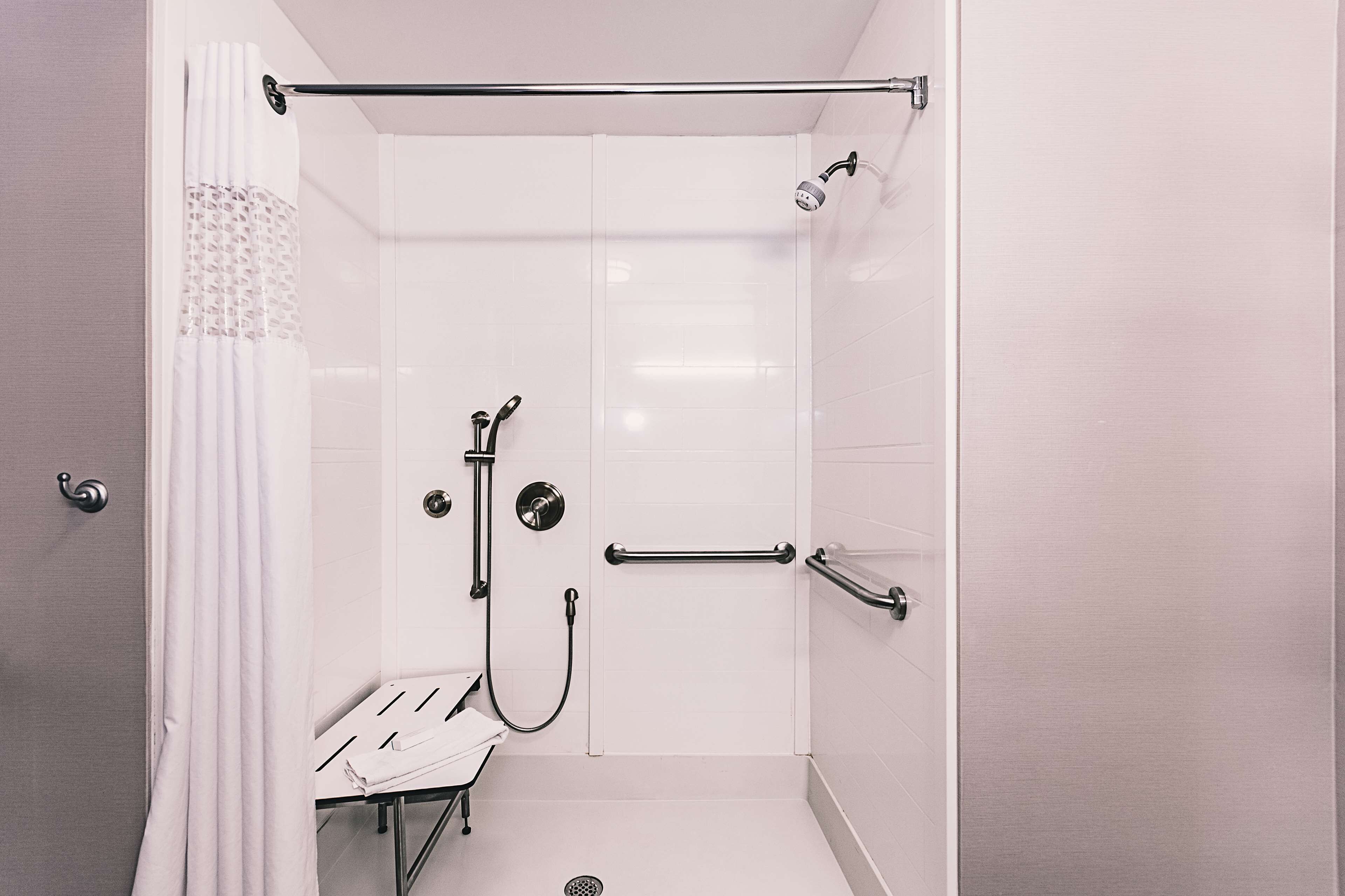 free toiletries, towels