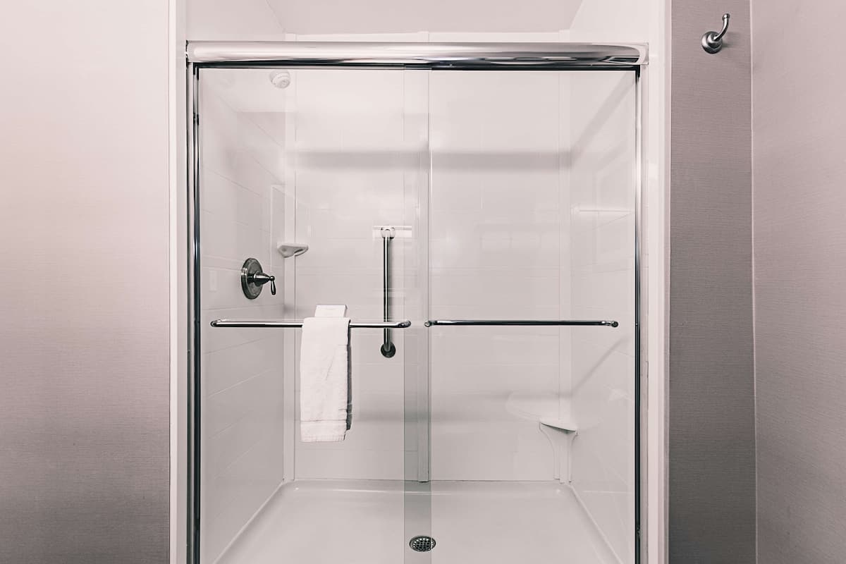 free toiletries, towels