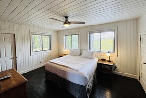 Hytte – premium (Historic Cabin 34) | Strykejern/-brett, internett og sengetøy