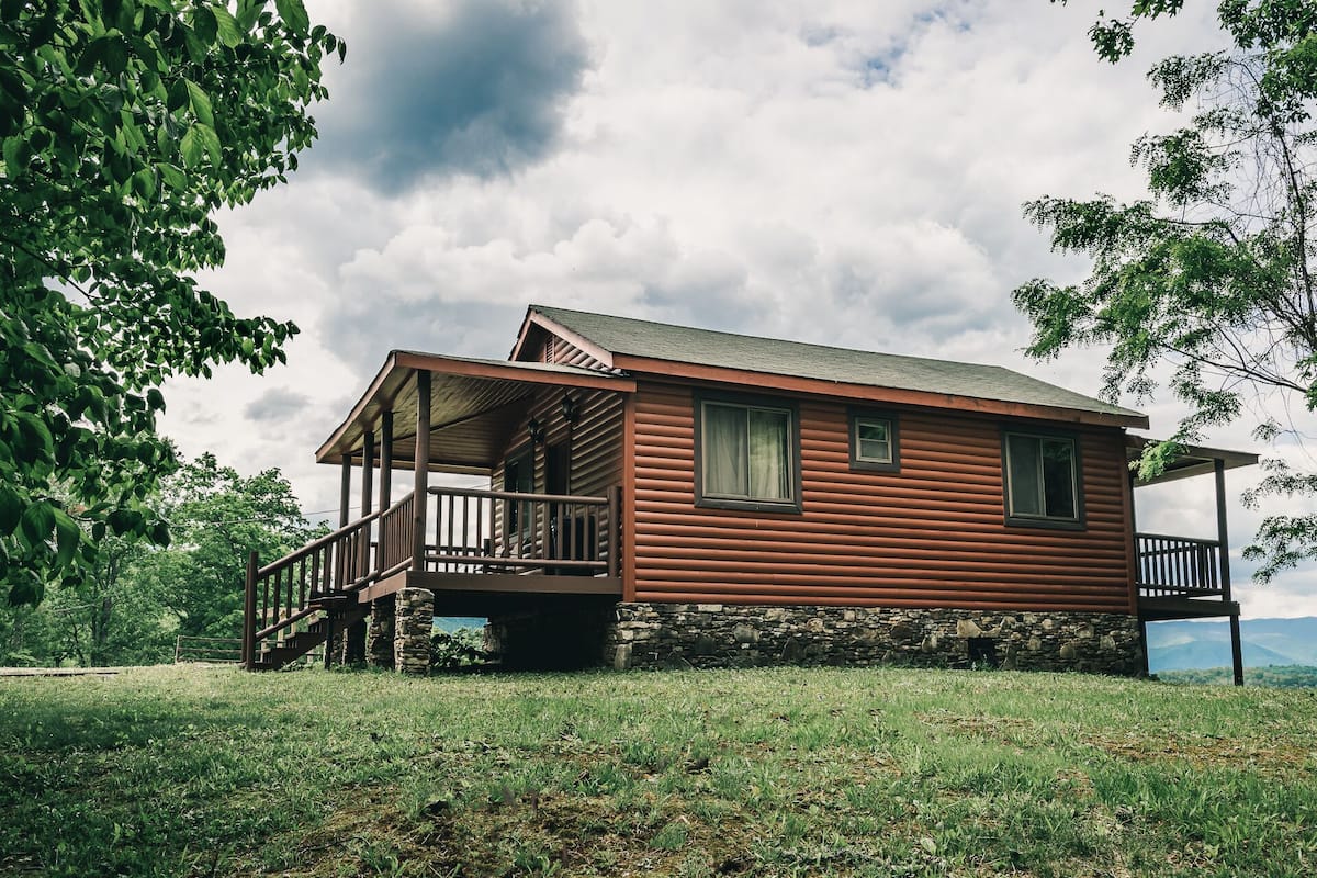Traditional Cabin, 1 King Bed, Non Smoking, Mountain View (23) | Iron/ironing board, high-speed internet, bed sheets
