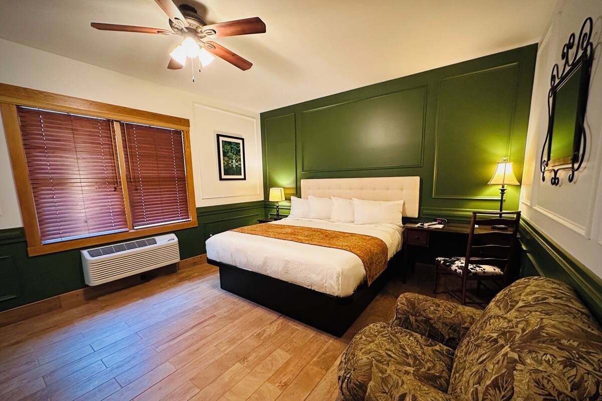 Standard Room, 1 King Bed, Non Smoking, Pool View (02) | Iron/ironing board, high-speed internet, bed sheets