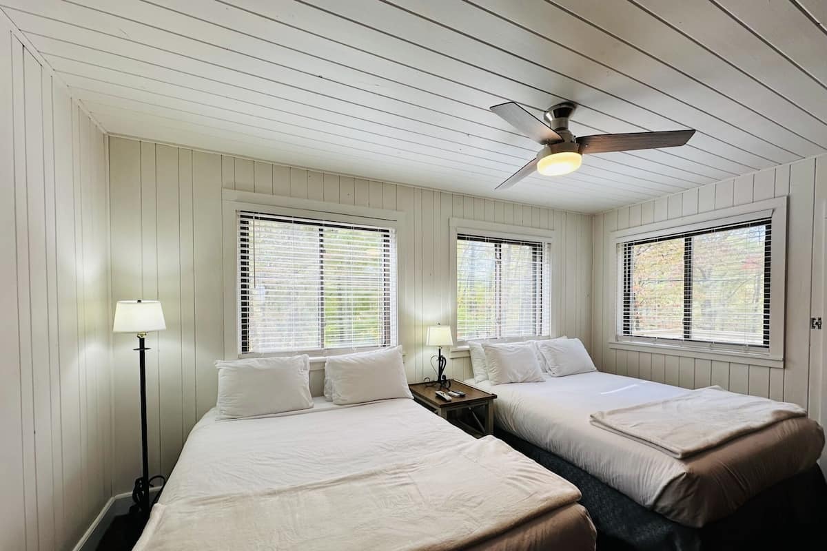 Premium Cabin (Historic Cabin 34) | Iron/ironing board, high-speed internet, bed sheets