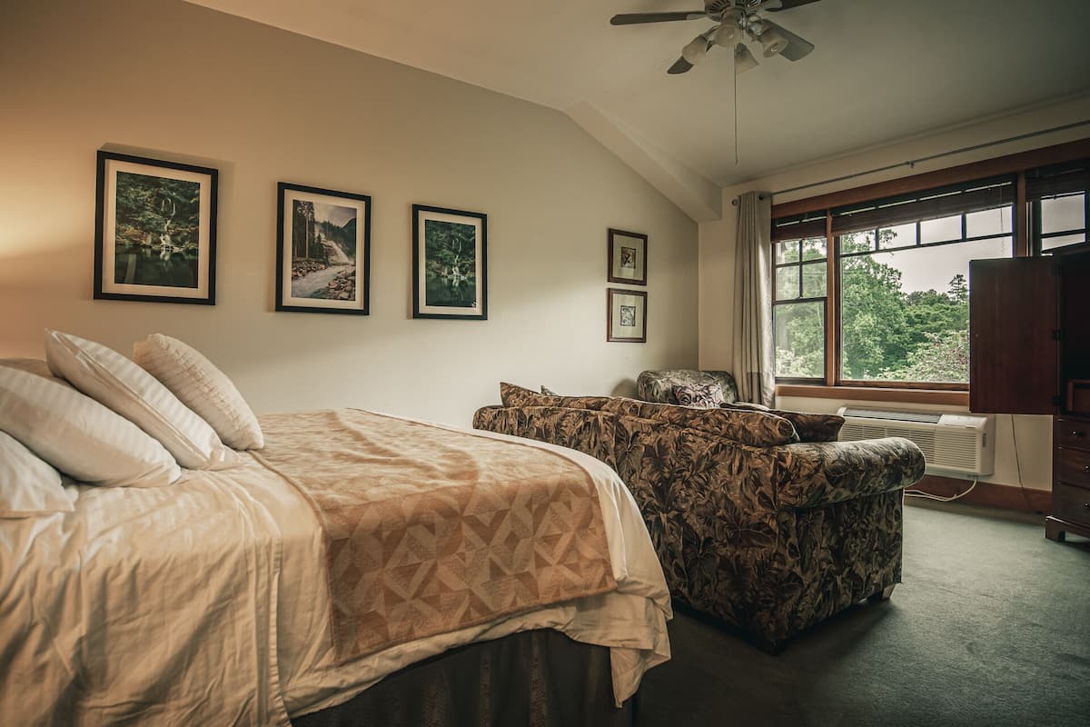 Deluxe Room, 1 King Bed, Non Smoking, Mountain View (11) | Iron/ironing board, high-speed internet, bed sheets