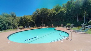 Sesongbasert utendørsbasseng og bassengtelt (inkludert)