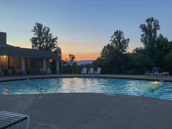Piscine extérieure (ouverte en saison), cabanons gratuits