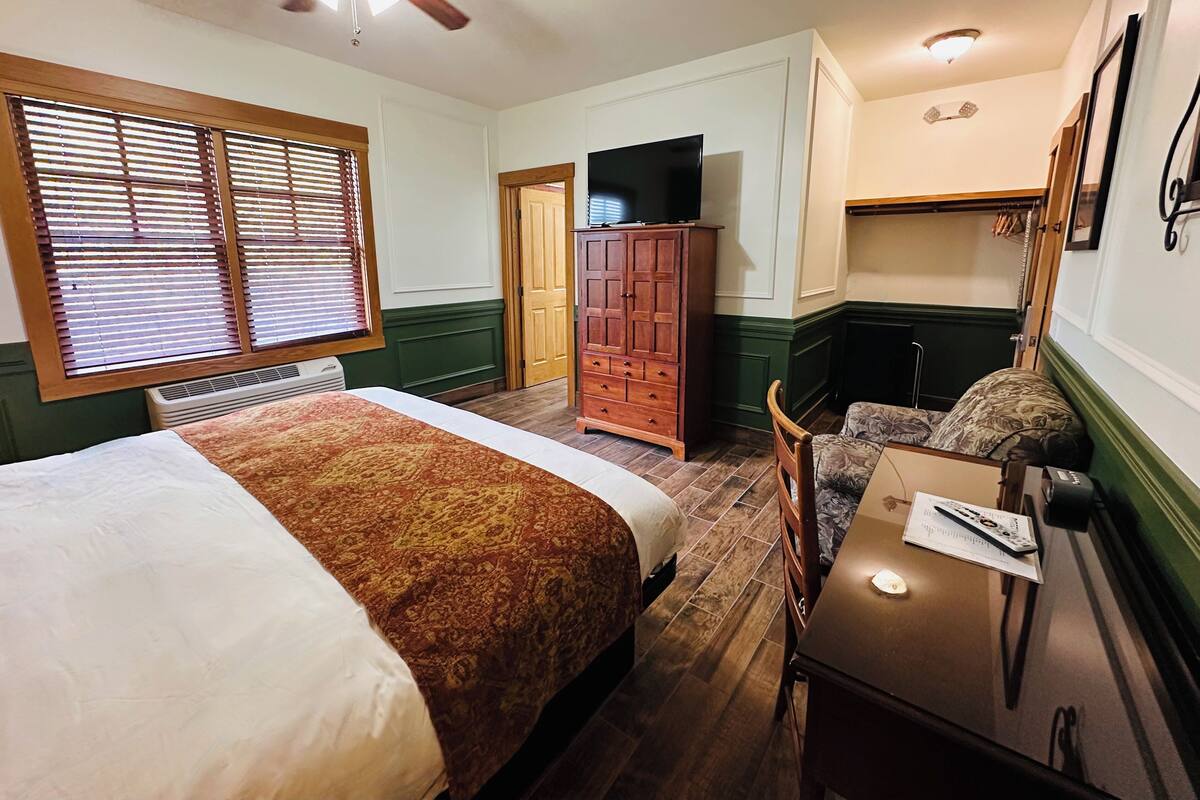 Standard Room, 1 King Bed, Non Smoking, Pool View (08) | Iron/ironing board, high-speed internet, bed sheets
