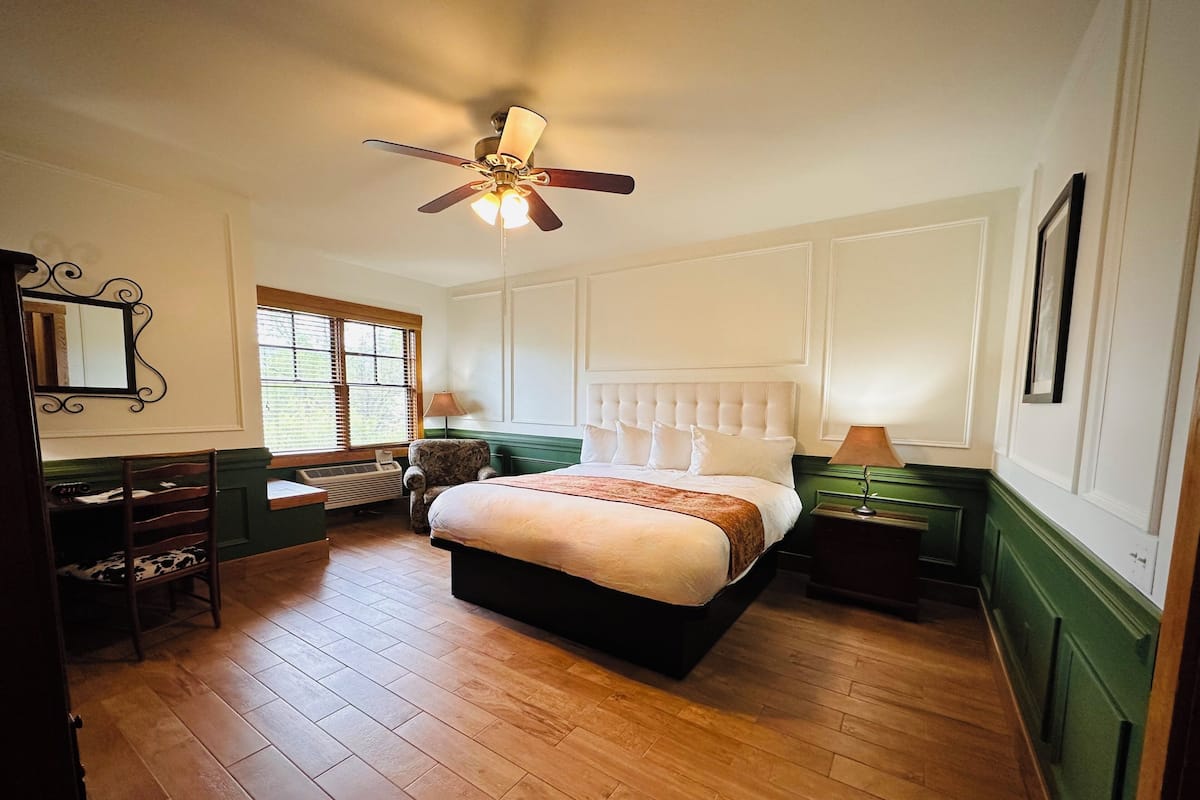 Standard Room, 1 King Bed, Non Smoking, Mountain View (05) | Mountain view