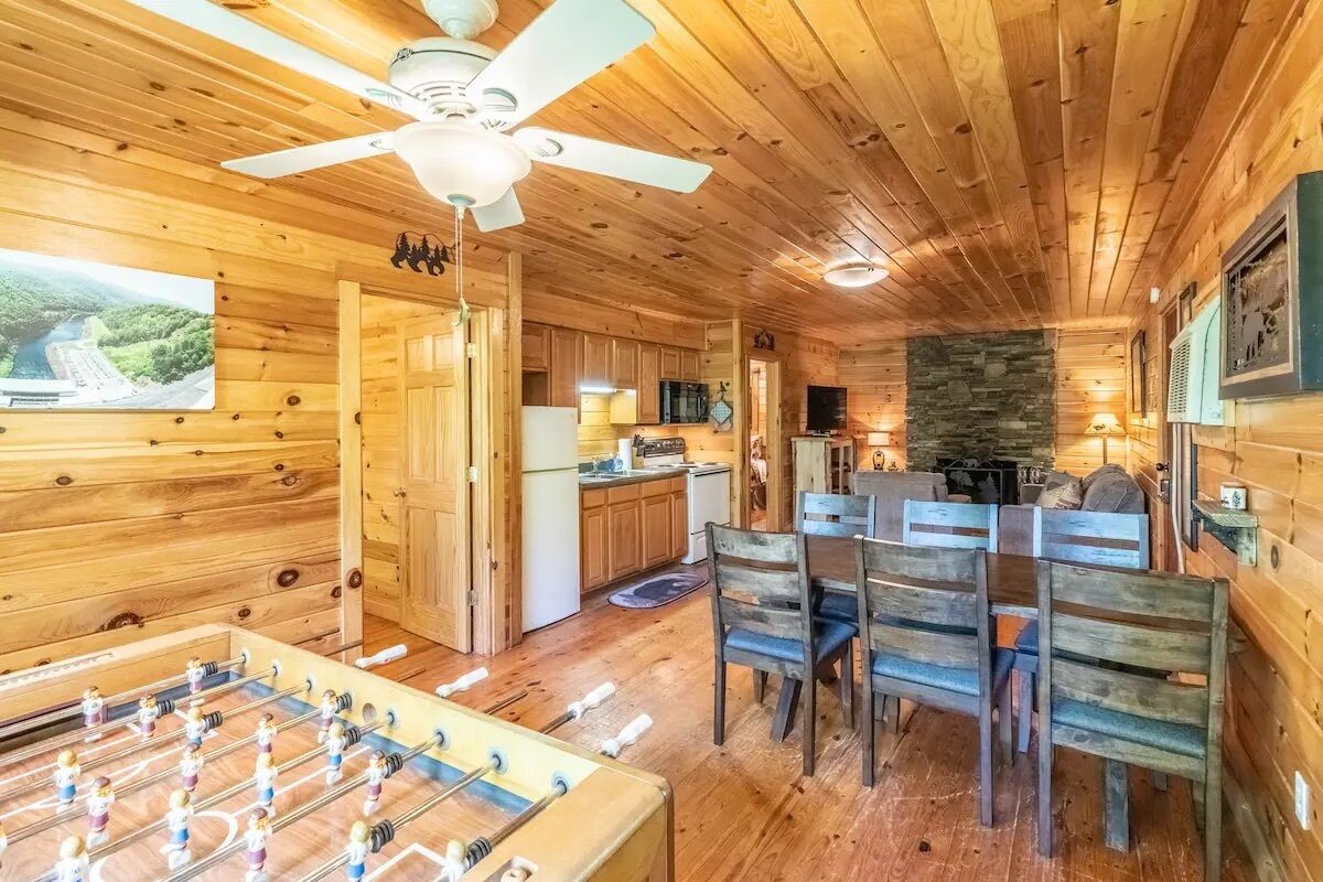 comfort cabin, 2 bedrooms, non smoking, mountainside (42) | living area | table football