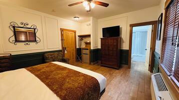 Tabla de planchar con plancha, acceso a internet y ropa de cama