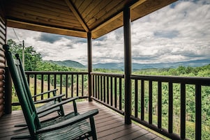 Traditional Cabin, 1 King Bed, Non Smoking, Mountain View (23) | Terrace/patio