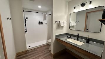 Een douche, milieuvriendelijk toiletgerief, handdoeken, zeep