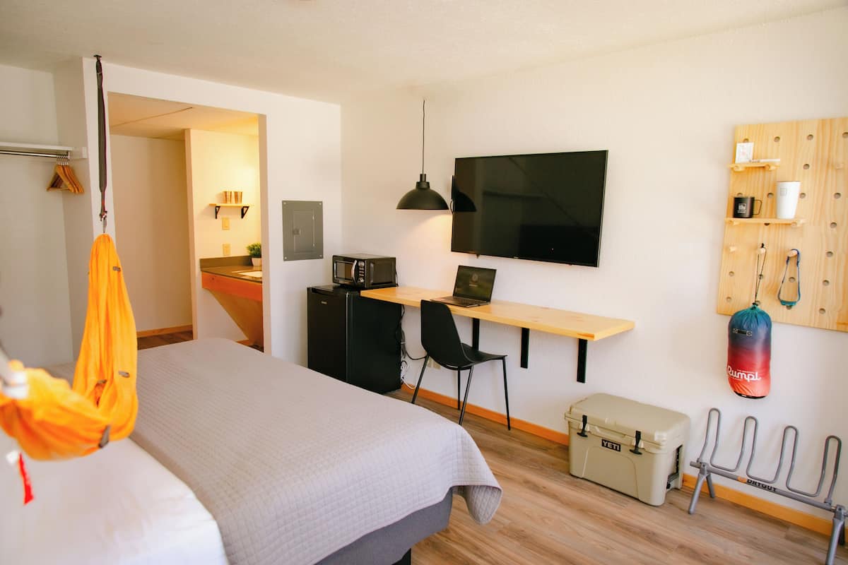 Chambre Standard, 1 trĂšs grand lit | AccĂšs au Wi-Fi (inclus), literie fournie