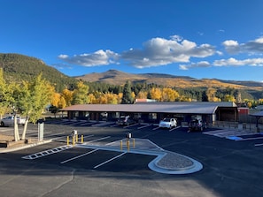 Electric vehicle charging station
