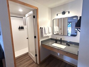 Phòng Deluxe, 2 giường cỡ queen, không hút thuốc (Larger Room) | Phòng tắm | Buồng tắm vòi sen, đồ dùng nhà tắm thân thiện với môi trường, khăn tắm 
