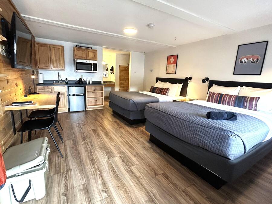 Deluxe Room, 2 Queen Beds, Non Smoking (Larger Room)