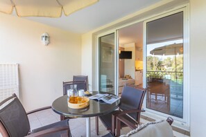Appartement 5 personnes - 1 chambre - Terrasse ou balcon - Vue piscine - Climatisé - Rénové | Terrasse/Patio