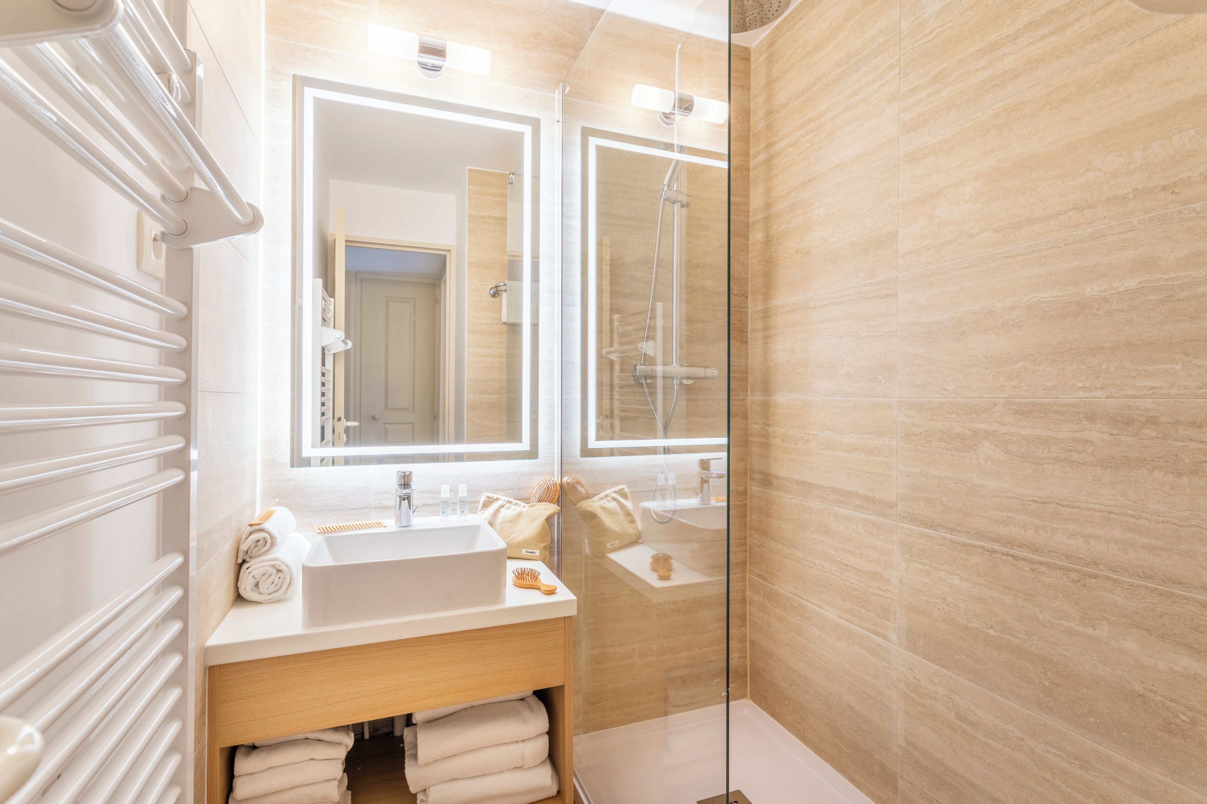Appartement 5 personnes - 1 chambre - Terrasse ou balcon - Vue piscine - Climatisé - Rénové | 浴室 | 免费洗浴用品、吹风机、毛巾