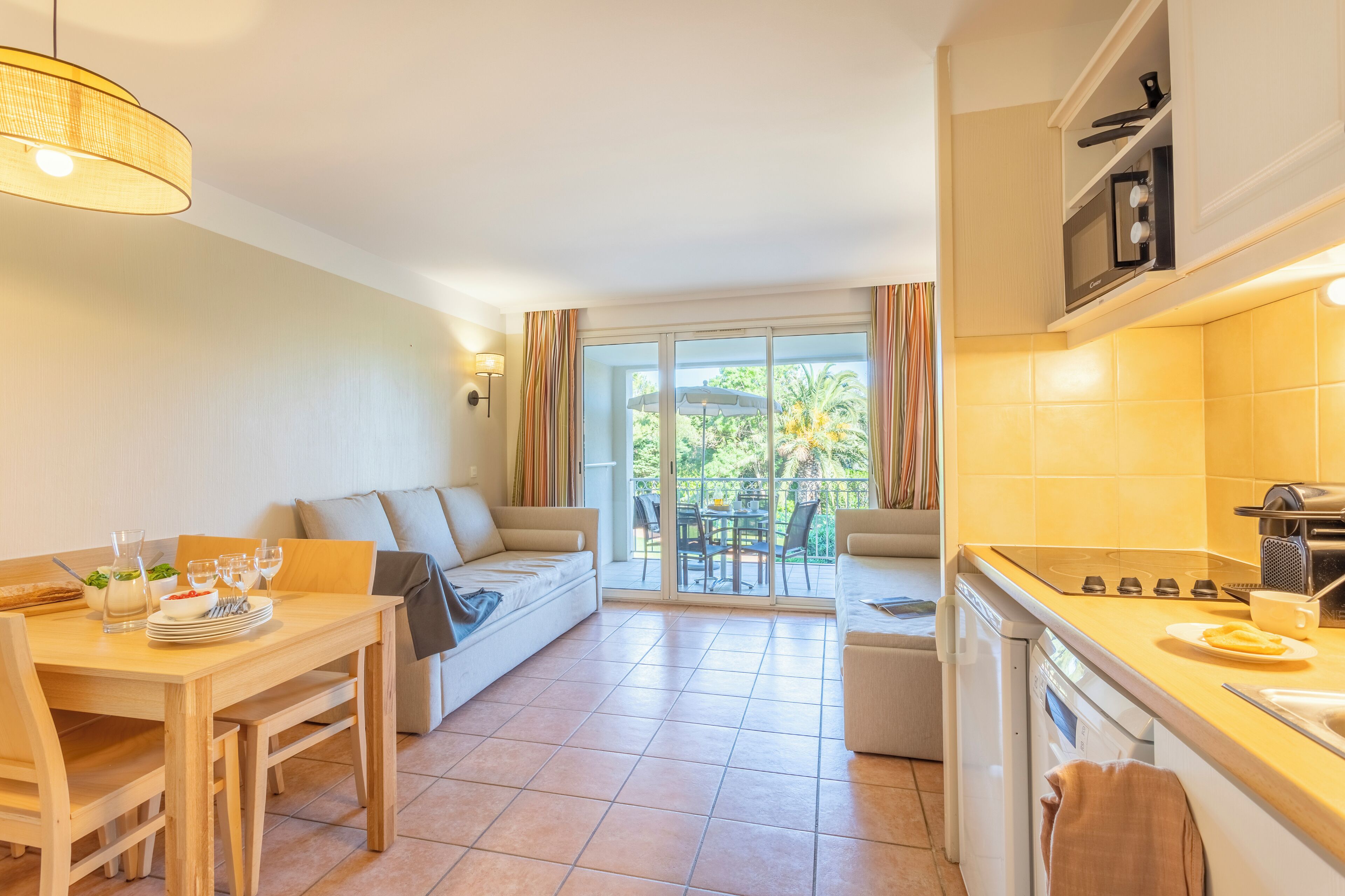 Una cocina moderna con comedor, sofá y vistas al exterior.