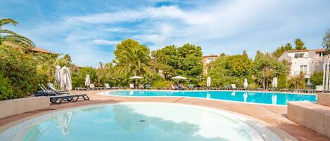 Sesongbasert utendørsbasseng og solsenger