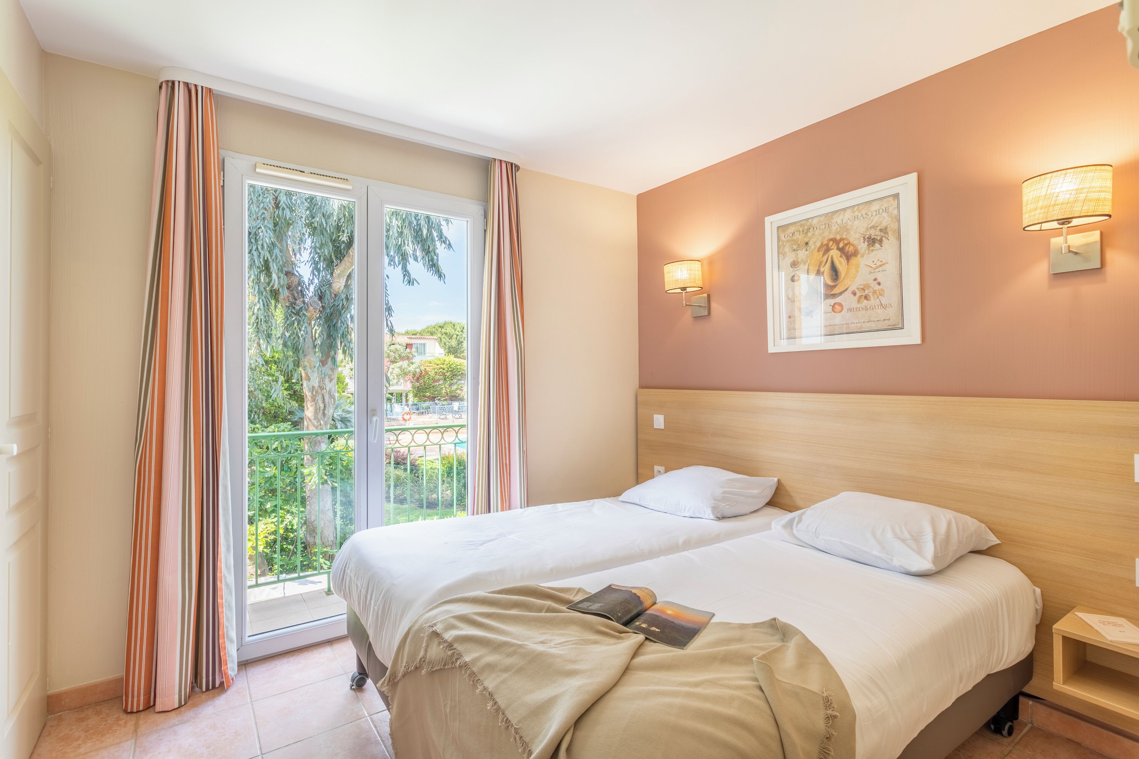 Casa, 2 camere da letto, terrazzo | Tende oscuranti, ferro/asse da stiro