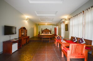 套房, 1 张特大床 | 客房内保险箱、特色装修、特色家居、办公桌