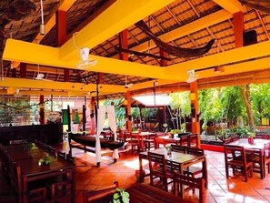 供应早餐、午餐和晚餐，亚洲菜，花园景观