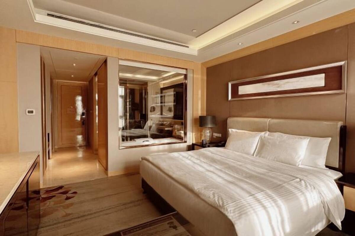 1 bedroom, premium bedding, minibar, in-room safe