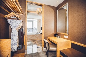 Deluxe Suite | 1 bedroom, premium bedding, minibar, in-room safe