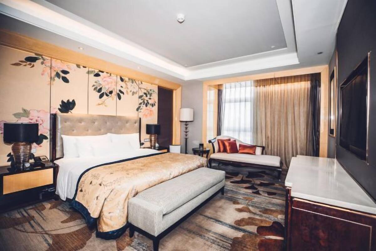 1 bedroom, premium bedding, minibar, in-room safe