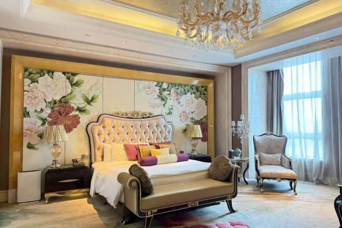 1 bedroom, premium bedding, minibar, in-room safe