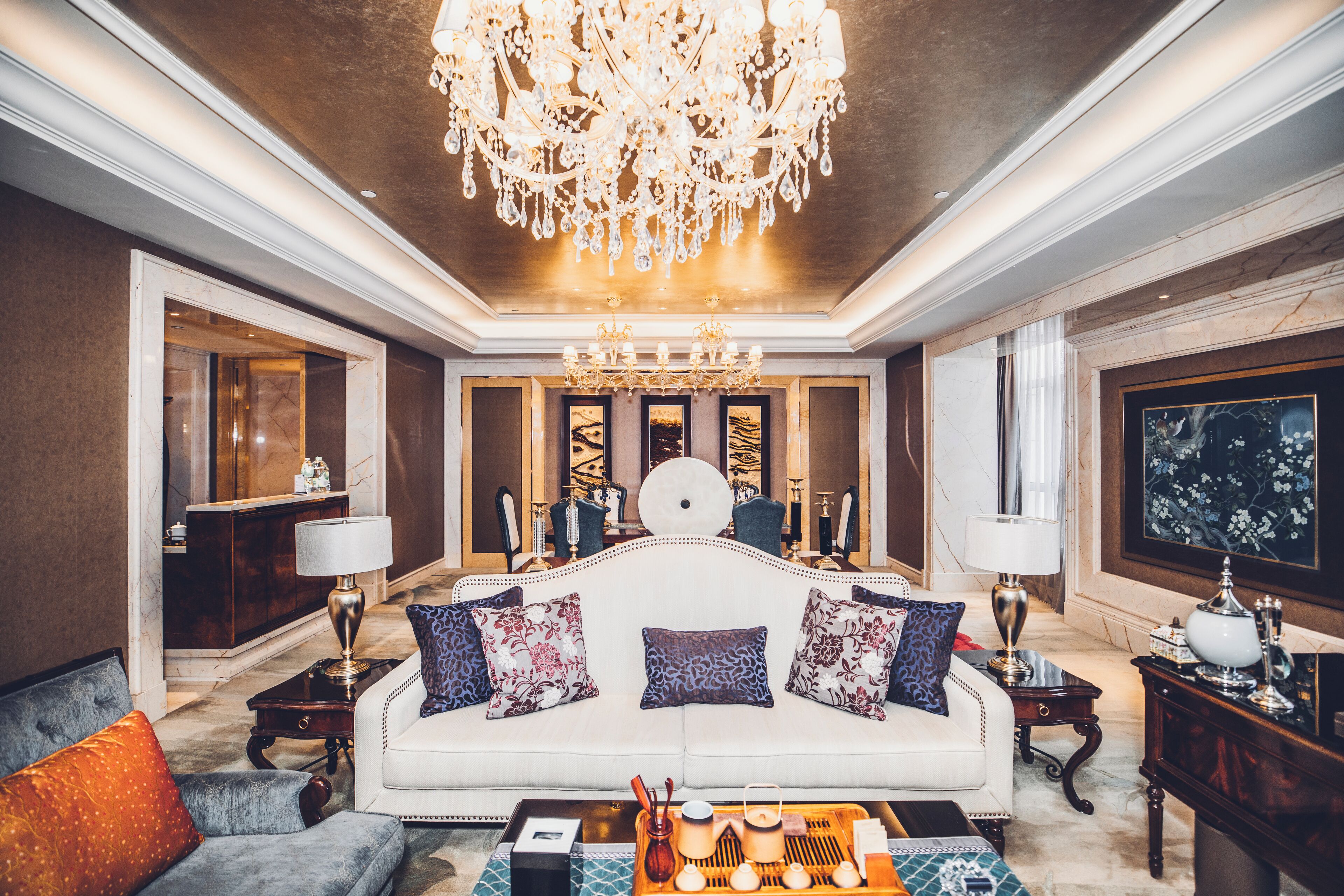 Suite ejecutiva | Área de sala de estar | Televisión LCD de 42 pulgadas con canales por cable 