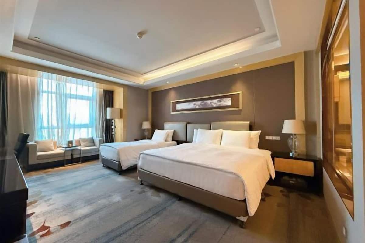 1 bedroom, premium bedding, minibar, in-room safe